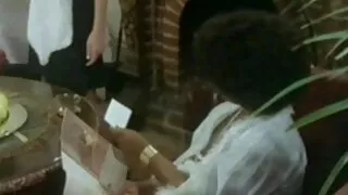 Дві одягнені порно мама і дочка лесбіянки розважаються в гаражі