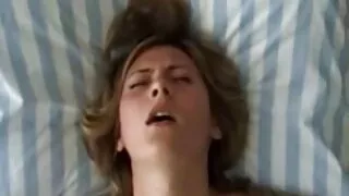 Добре застрягла брюнетка красуня трахается porno mamu ззаду дуже грубо