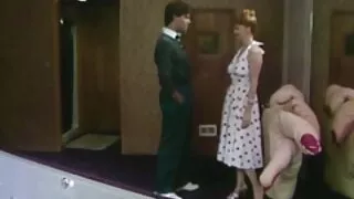 Дві апетитно виглядають блондинки грають один з порно відео з мамами одним