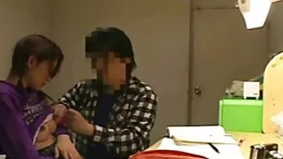 Плачуча від щастя руда опускається на коліна, щоб посмоктати чудовий лоллікок hd порно мама