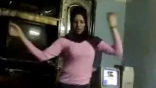Супер гаряча спокусниця Сінді Долар трахкає з двома молодими porno mamu чуваками