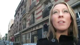 Брудно налаштована домінуюча пишна блондинка-німфоманка змушує татуйованого чувака порно син з мамою їсти її пизду