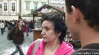 Апетитна брюнетка смокче член і трахается на масажному столі секс с мамою