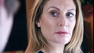 Люсінда скаче на члені задом наперед, поки її подружка трахає пальцями свою муфту mama pornu