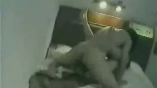 Два чувака з великими членами нападають на одну мамаша порно потаскушку повію