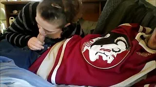 Хтиві хтиві шлюшки-брюнетки зайняті смоктанням міцних сідниць порно мама і дочка