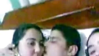 Під час прийому ДП довгонога брюнетка повинна відсмоктати масивному члену (МММФ) seks porno mama