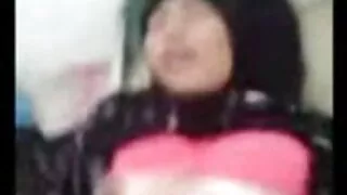 Змучена пишногруда брюнетка Харлоу порно син мама стискає свій член металевими кілочками