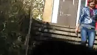 Два хтивих хлопця трахкають одну розпусну блондинку на веб-камеру секс мамою